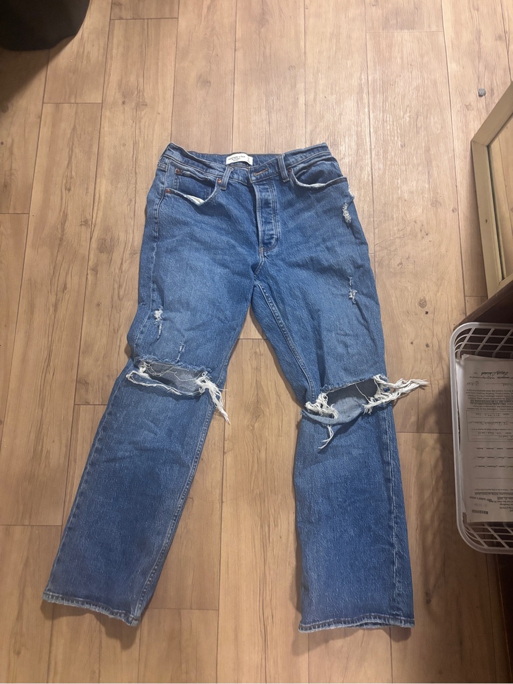 Abercrombie 90s low rise with rips in the knee size 27/4